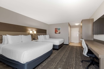 Suite, Multiple Beds, Mobility Accessible, Refrigerator & Microwave (Roll-In Shower)