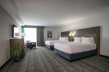 Suite, Multiple Beds, Mobility Accessible, Refrigerator & Microwave (Roll-In Shower)