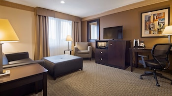 Suite, 1 King Bed, Non Smoking, Refrigerator & Microwave (Living Room;with Sofabed)