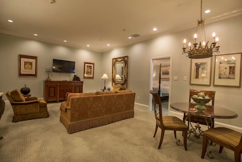 Suite (Interior)