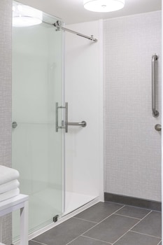 Suite, 1 King Bed, Accessible (Step-In Shower)
