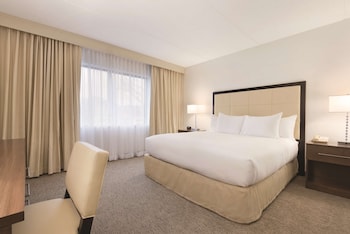 Suite, 1 King Bed, Accessible, Non Smoking (Roll In Shower)