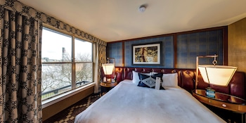 Studio Suite, 1 King Bed, Fireplace, River View (Willamette River View)
