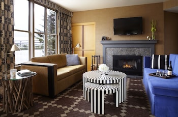 Studio Suite, 1 King Bed, Fireplace, River View (Willamette River View)