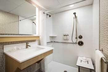 Suite, 1 King Bed, Roll-in Shower (Communications)