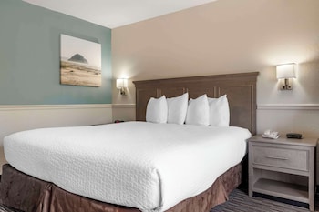 Standard Room, 1 King Bed, Balcony, Ocean View