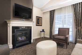 Suite, 1 King Bed, Non Smoking, Refrigerator & Microwave (with Sofabed)