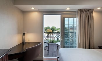 Suite, 1 King Bed, Accessible, Non Smoking (with Sofabed)