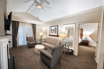 Suite, 1 King Bed, Non Smoking, Refrigerator & Microwave (with Sofabed)