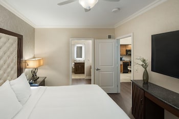 Suite, 1 King Bed, Non Smoking, Kitchen (Living Room;with Sofabed)