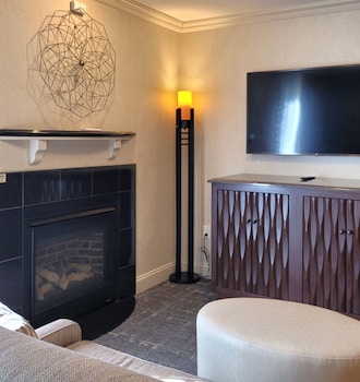 Suite, 1 King Bed, Non Smoking, Fireplace (Bunk beds)