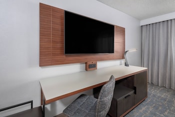 Room, 1 King Bed with Sofa bed (Mobility/Hearing Accessible, Tub)