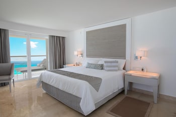 Royale Governor Suite Ocean Front - King Size Bed