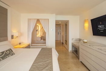 Royale Deluxe Lagoon View - Book 4 nights, Get 2 Free nights at Punta Cana