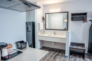 Standard Room, 1 King Bed, Non Smoking, Kitchen
