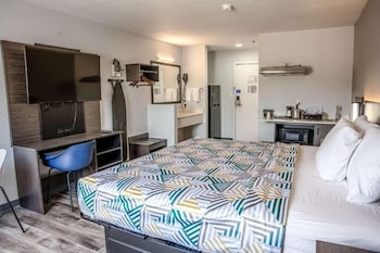 Standard Room, 1 King Bed, Non Smoking, Kitchen