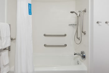 Room, 1 Queen Bed, Accessible, Bathtub