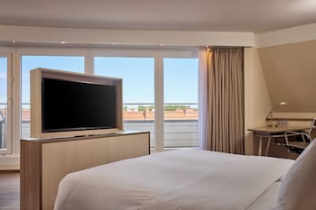Junior Suite, 1 King Bed, Balcony