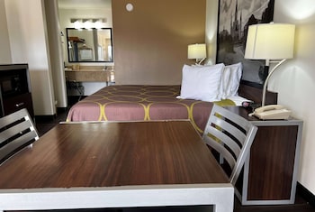 Comfort Room, 1 King Bed, Smoking