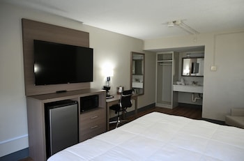 Deluxe King Bed, Non Smoking, Parking Lot View