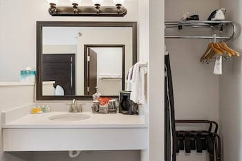 Standard Room, 2 Queen Beds (1st Floor 2 Queen Beds)