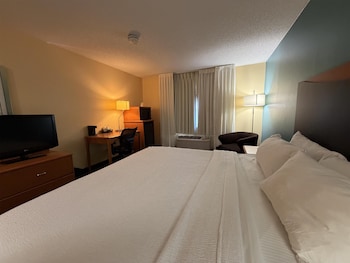 Standard Room, 1 King Bed, Non Smoking, Refrigerator & Microwave