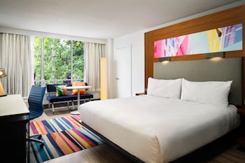 Suite, 1 King Bed (Mobility/Hearing Access, Roll-in Shwr)