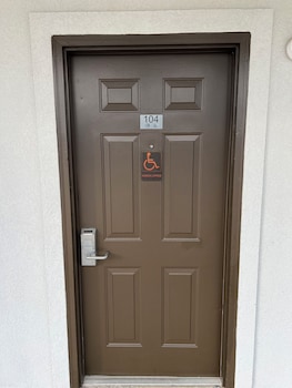 Economy Single Room, 1 King Bed, Accessible
