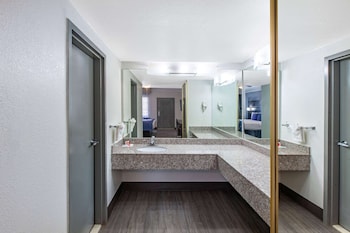 Room, 1 King Bed, Accessible, Non Smoking (Mobility/Hearing, Bathtub w/grab bars)