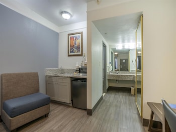 Room, 1 King Bed, Non Smoking (First Floor)