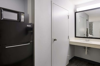 Room, 1 Queen Bed, Accessible, Non Smoking (Accessible Tub)
