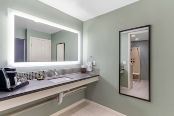 Standard Room, 1 King Bed, Accessible, Refrigerator & Microwave