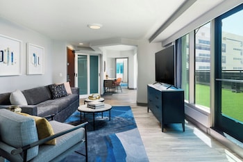 Hospitality Suite, 1 King Bed, Bay View