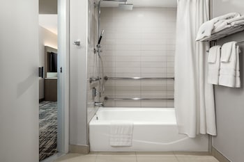 Deluxe Room, 2 Double Beds, Bay View (Mobility/Hearing Accessible, Tub)