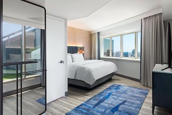 Hospitality Suite, 1 King Bed, Bay View