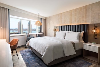 Room, 1 King Bed, Bay View (Mobility/Hearing Access, Roll-In Shwr)