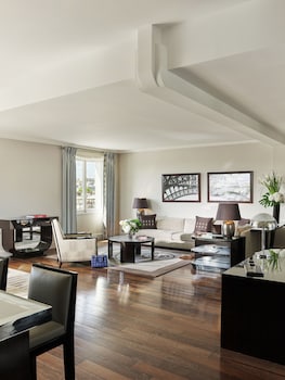 Suite Eiffel Signature