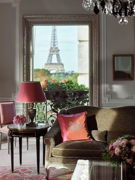 Suite Eiffel Haute Couture