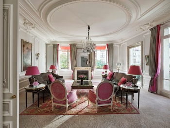 Suite Eiffel Haute Couture