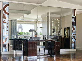 Suite Eiffel Signature