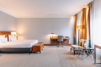 Junior Studio Suite, 1 King Bed with Sofa bed