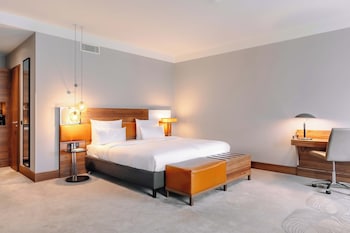 Junior Studio Suite, 1 King Bed with Sofa bed