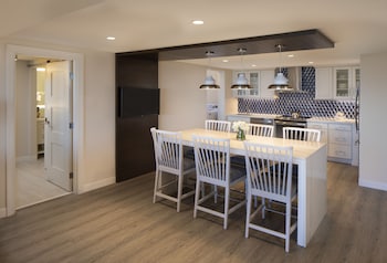 Spacious Two Bedroom King/Two Queens Suite - Beach View