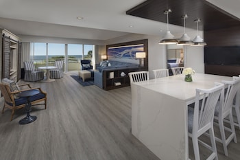 Spacious Two Bedroom King/Two Queens Suite - Beach View