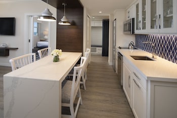 Studio Suite, 1 King Bed, Beach View