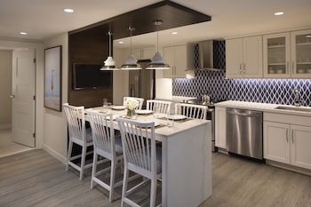 Spacious Two Bedroom King/Two Queens Suite - Beach View