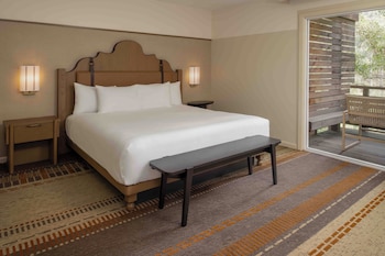 Deluxe Suite, 1 King Bed with Sofa bed, Accessible (Grab Bar)