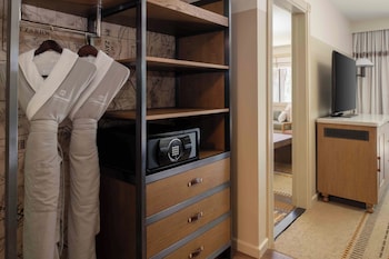 Premium Suite, 1 King Bed with Sofa bed, Patio, Resort View