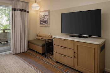 Deluxe Suite, 1 King Bed with Sofa bed, Accessible (Grab Bar)