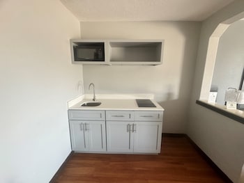 Efficiency, Room, 1 King Bed, Non Smoking, Ground Floor